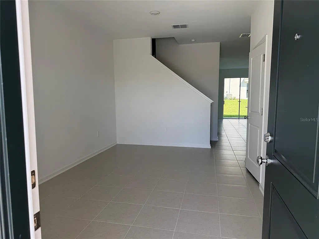 3 bed, 2.5 bath, 1834 sqft, $2,350 — Photo 2