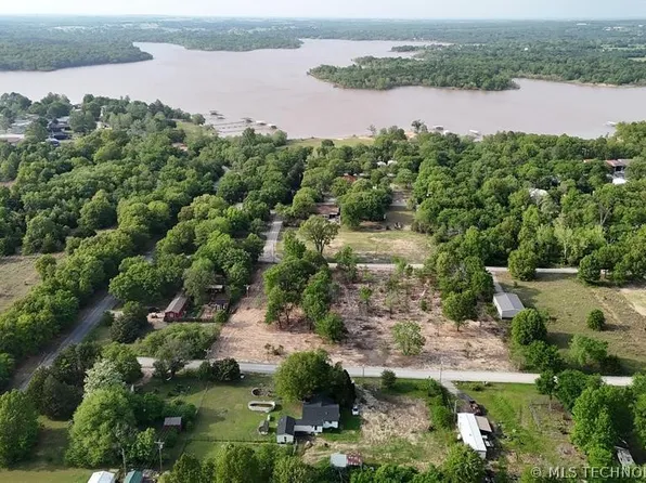 2 E 1168th Rd, Eufaula, OK 74432