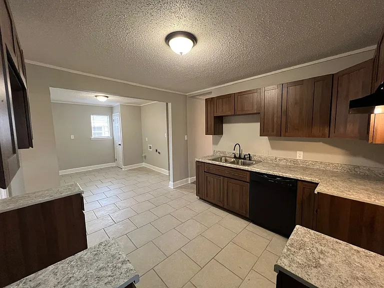 2724 Enterprise Ave — Photo 10