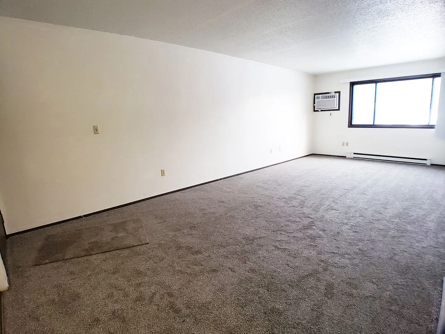 1 Bedroom Apartment in Lonsdale Main Level — Photo 2