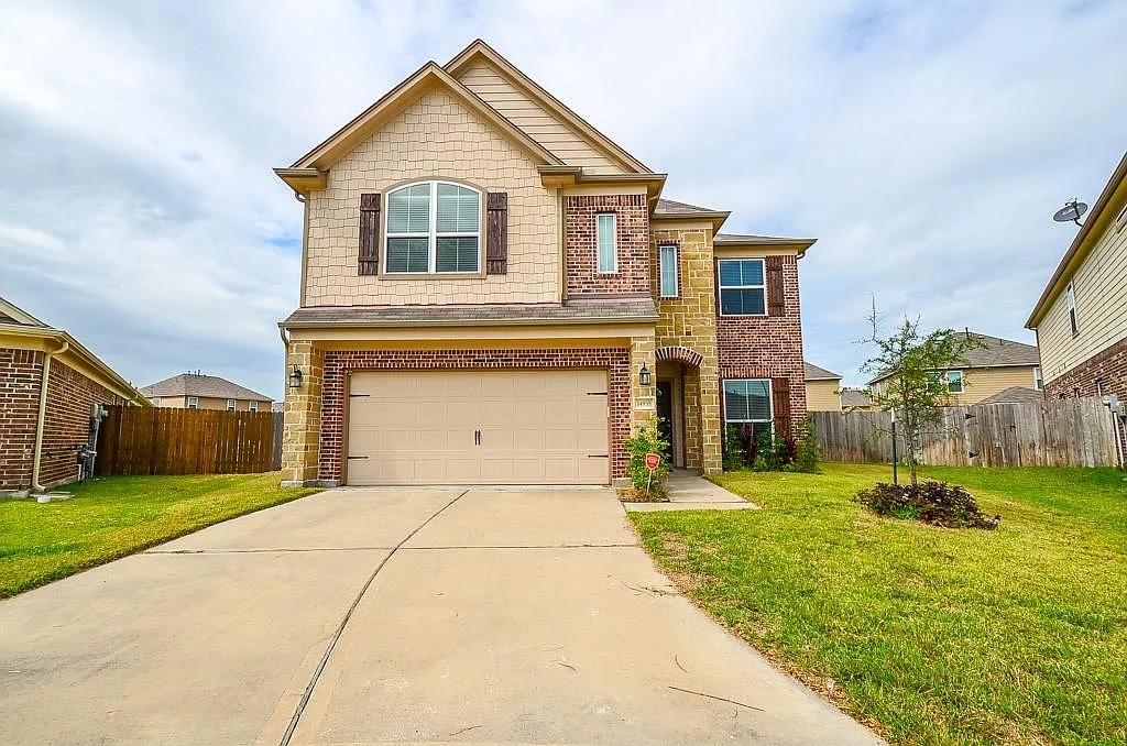 3 bed, 2.5 bath, 2013 sqft, $2,195 — Photo 1