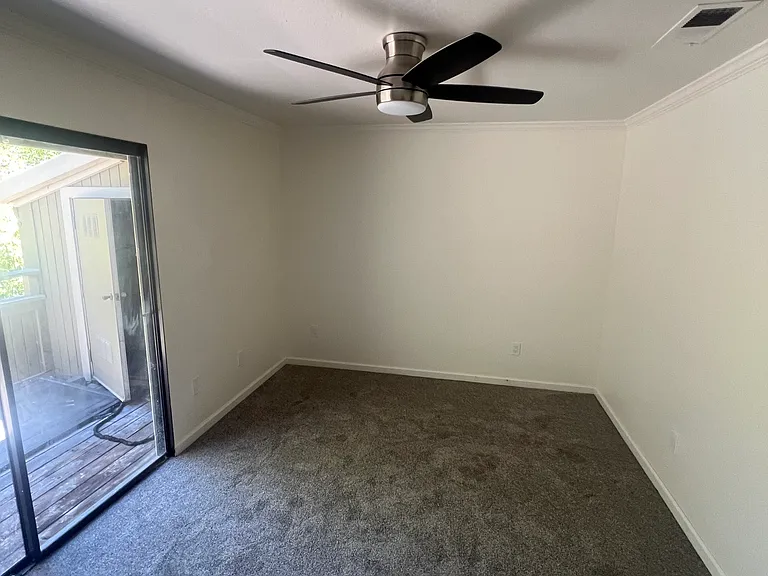 323 Eastgate Ln — Photo 5