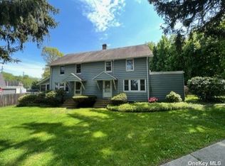 2 Schoolhouse Hill Rd, Glenwood Landing, NY 11547