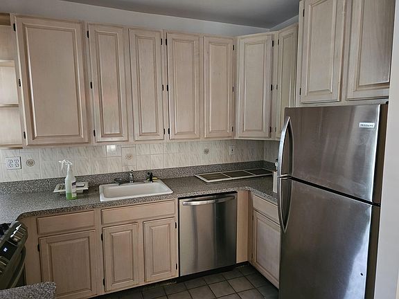 5th image of 32 Undercliff St #3