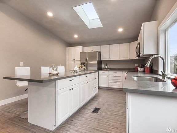 4th image of 519 1st Ave E