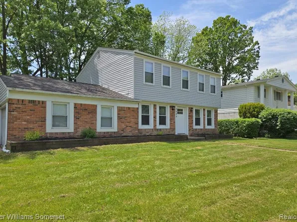 2684 Coral Dr, Troy, MI 48085
