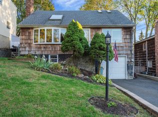 10 Forester Ct, Northport, NY 11768