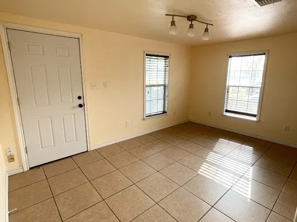 818 S Arch St, Aransas Pass, TX 78336