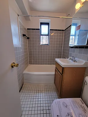 Rented by Queens Apartments Realty LLC | media 10