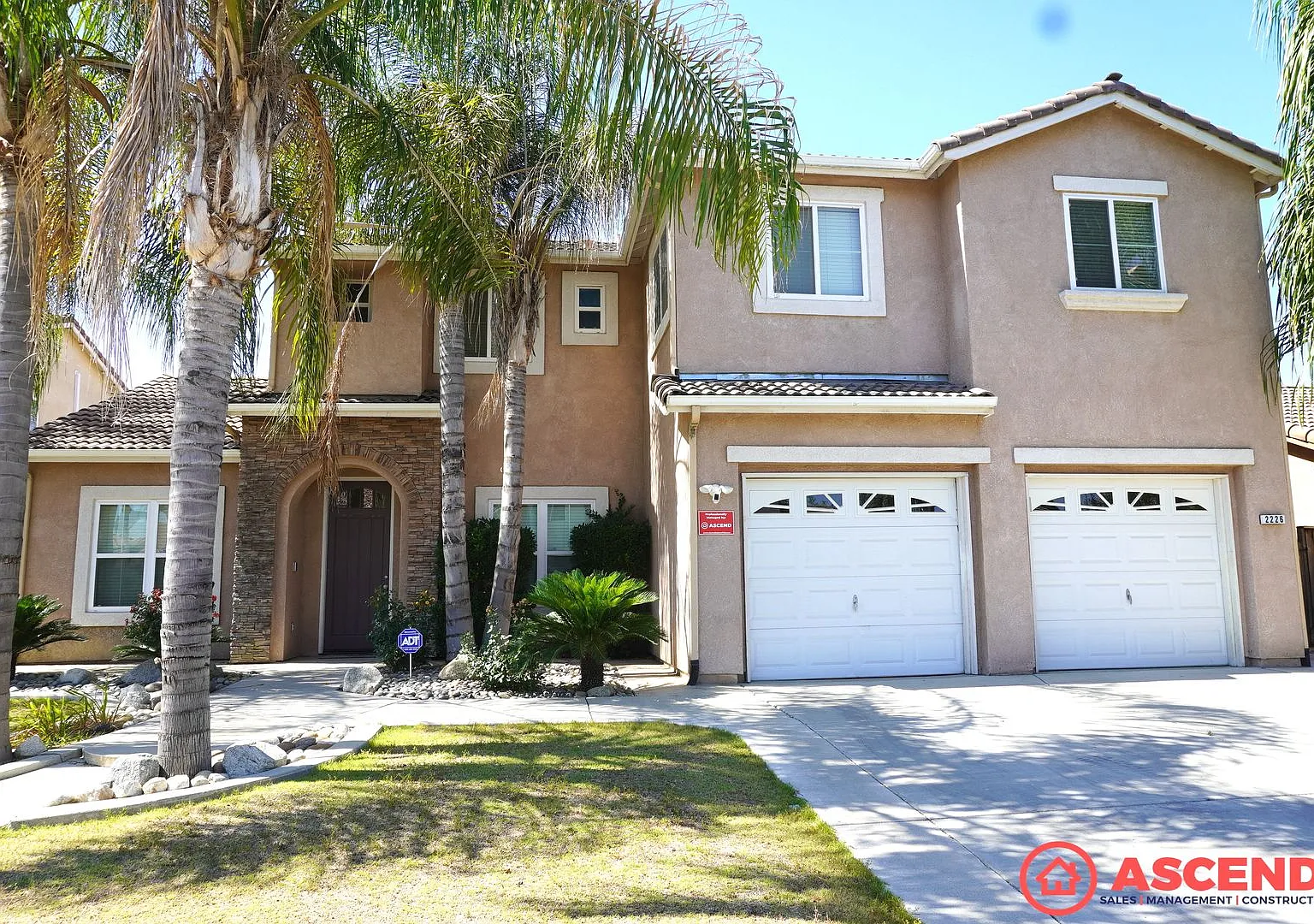 Move-In Special! Deposit Moves You In! Beautiful 5-Bedroom Home with Fireplace & Garage in Delano — Photo 1