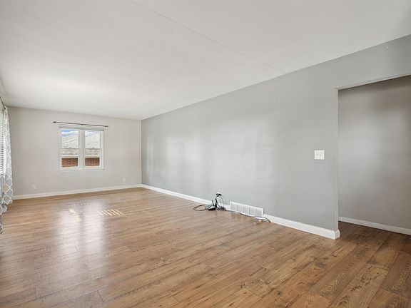 5th image of 2885 Oak Crest Dr