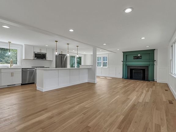 3rd image of 10 Briggs Ln