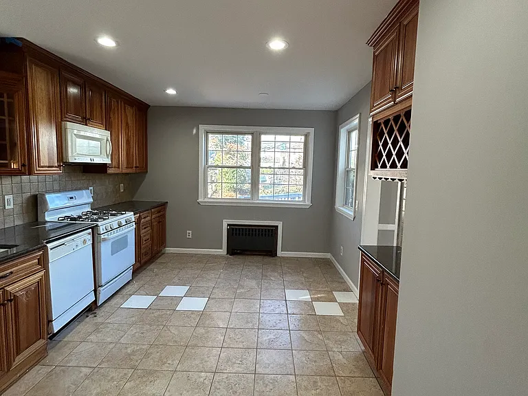 33 W Clay Ave — Photo 4