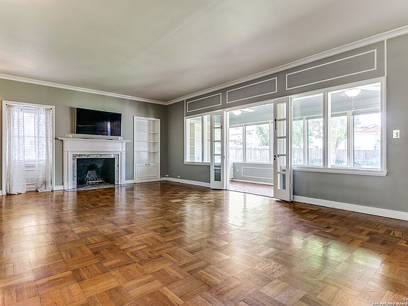 3rd image of 220 W GRAMERCY PL