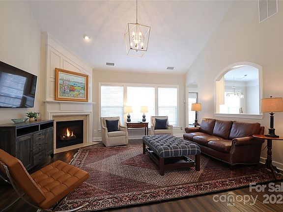 4th image of 815 Treverton Dr