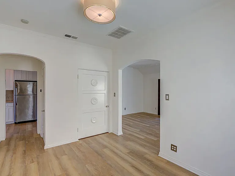 320-322 S Reeves Dr — Photo 6