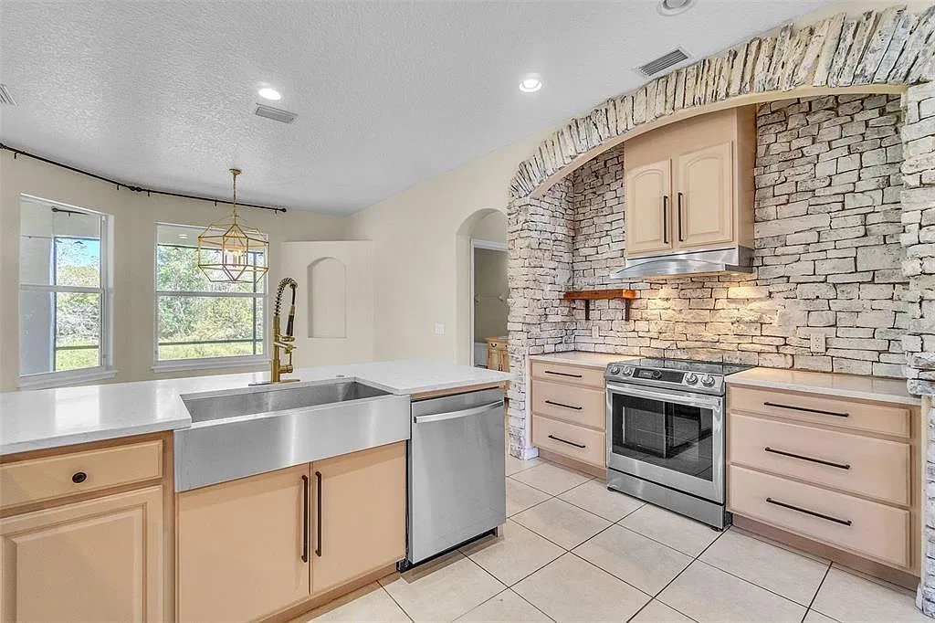 5 bed, 4.0 bath, 3091 sqft, $4,400 — Photo 2