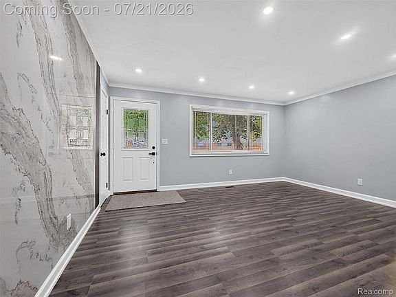4th image of 33424 Cheryl St S