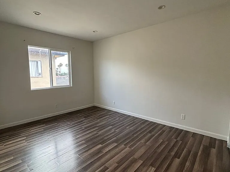 4020 Stevely Ave — Photo 8