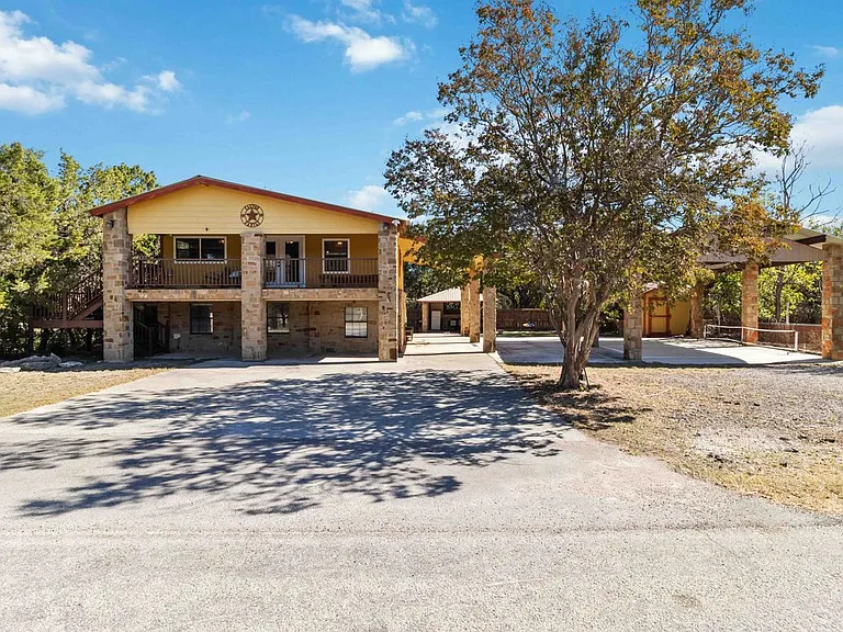 2481 Lakeshore Dr — Photo 3