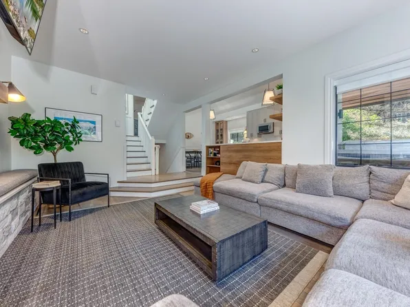 2212 Gondola Way, Whistler, BC V8E 0B4