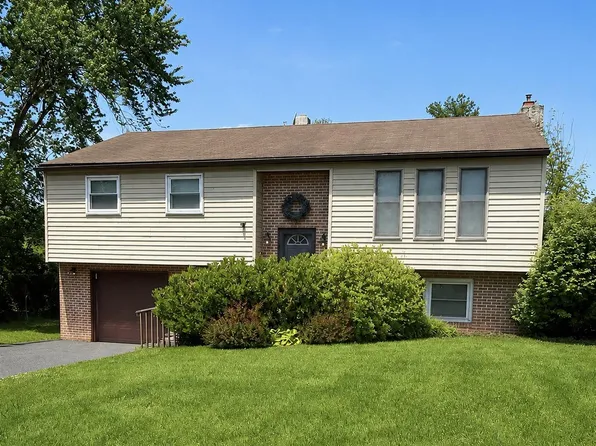 355 Stonehaven Dr, Red Hill, PA 18076