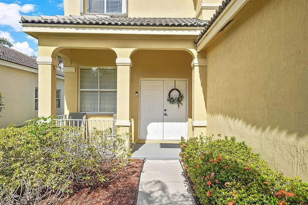 4 bed, 2.5 bath, 2256 sqft, $4,900 — Photo 2