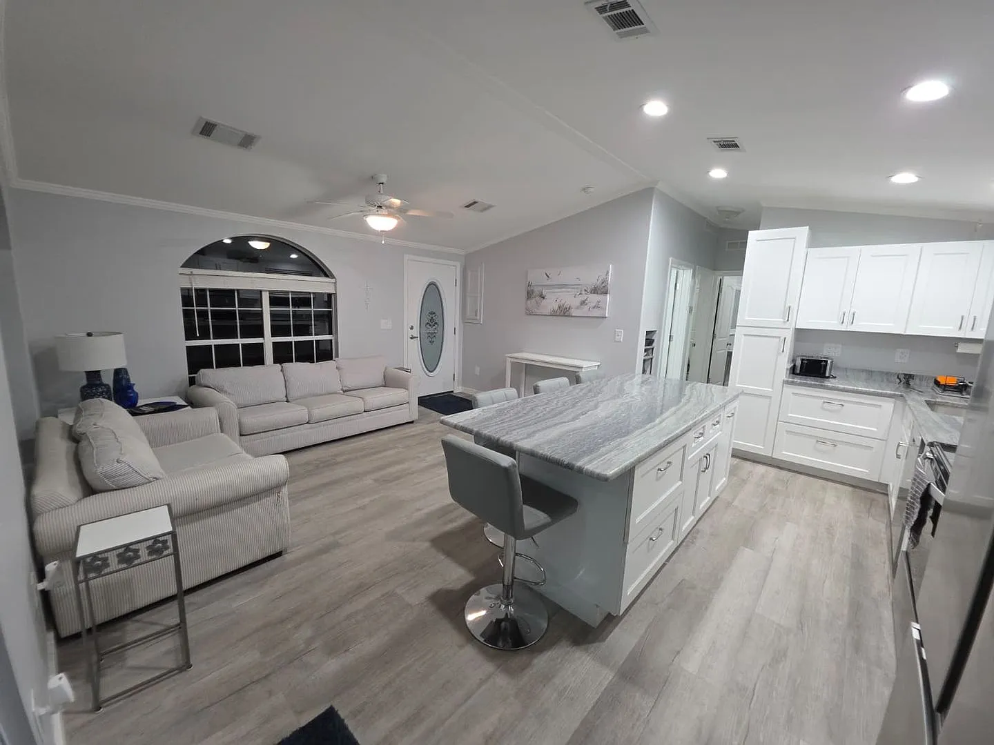 Newly Remodeled / Furnished 2 Bedroom / 2 Bathroom — Photo 3
