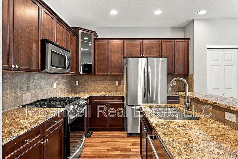 3 bed, 3.0 bath, 2209 sqft, $3,095 — Photo 3