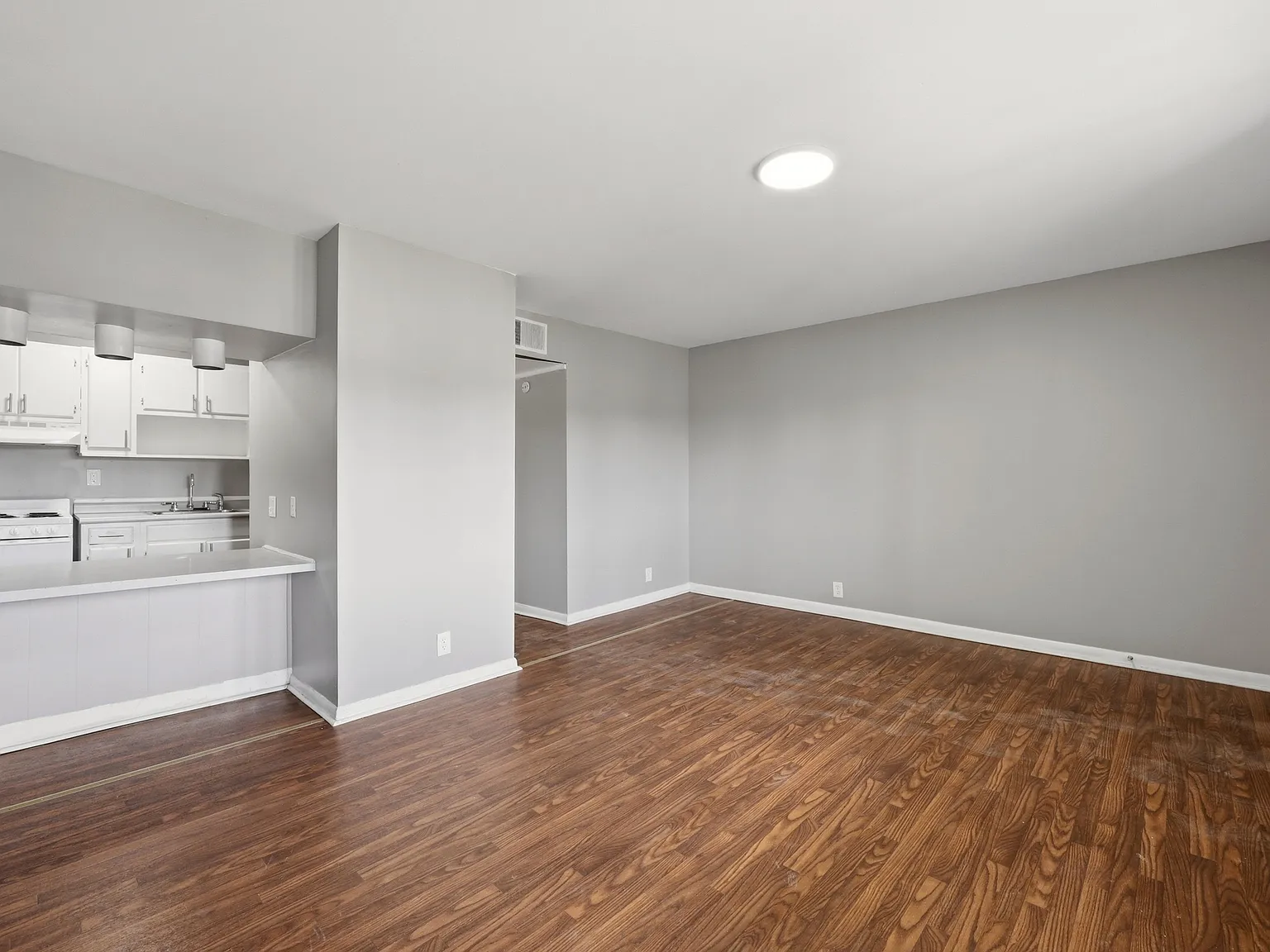Oxford Circle Apartments — Photo 4