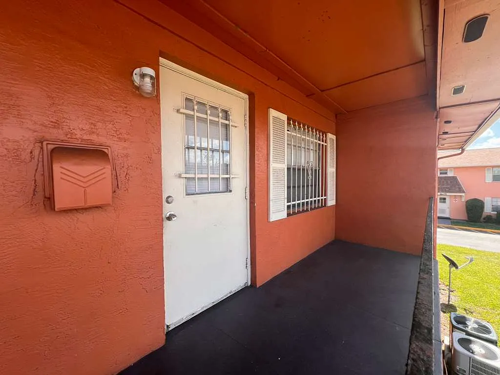 2 bed, 1.5 bath, 930 sqft, $1,400 — Photo 3