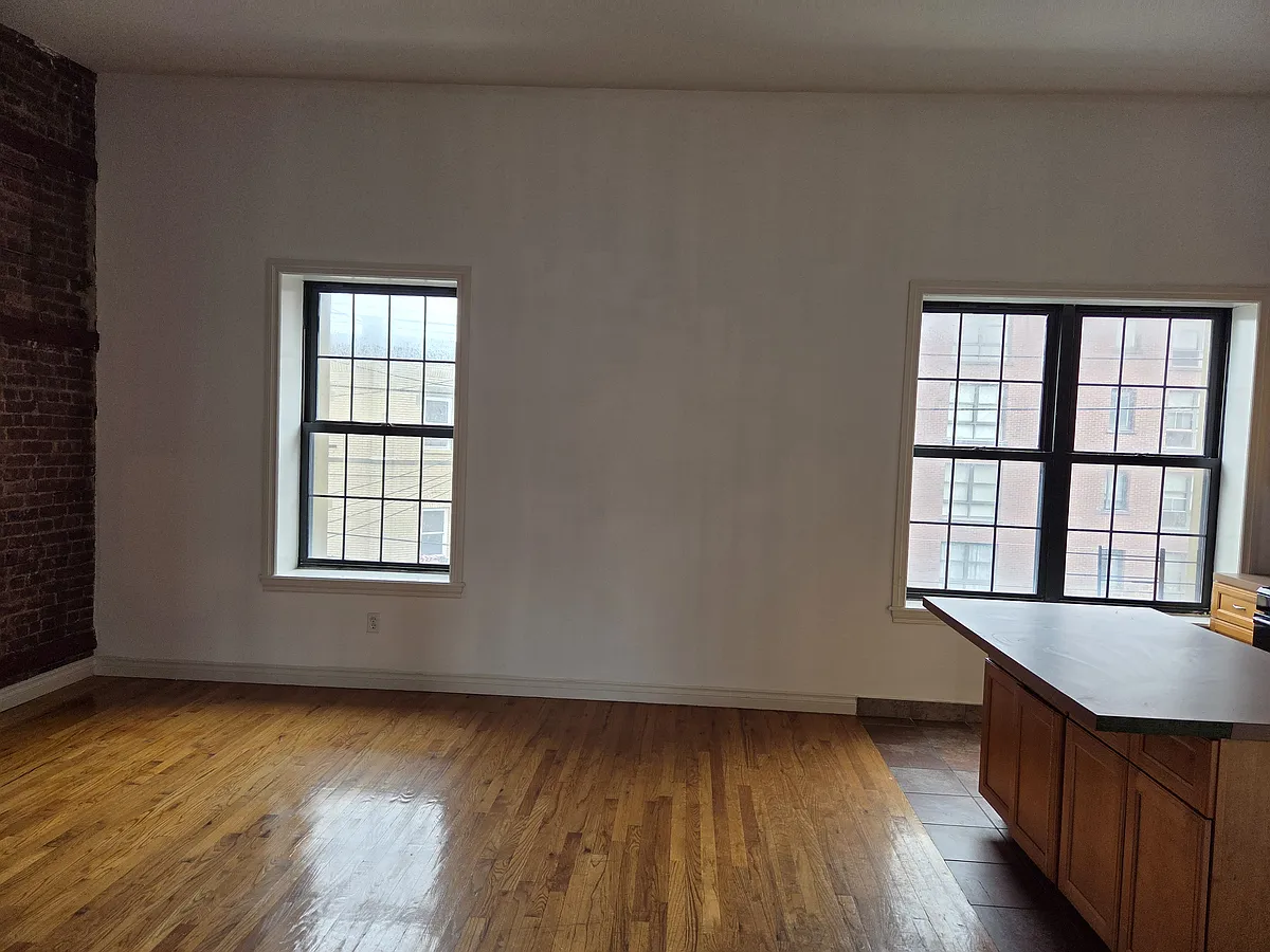 Building Photo - 526 Bay St #3