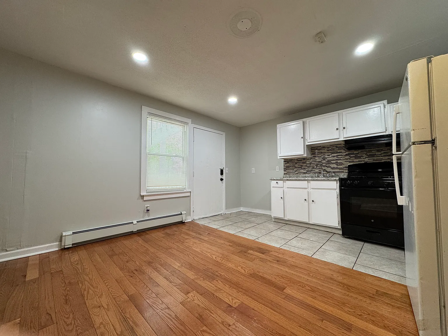 2 bed, 900 sqft, $1,645 — Photo 2