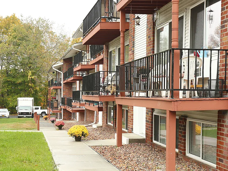 Windsor Court Apartments — Photo 12