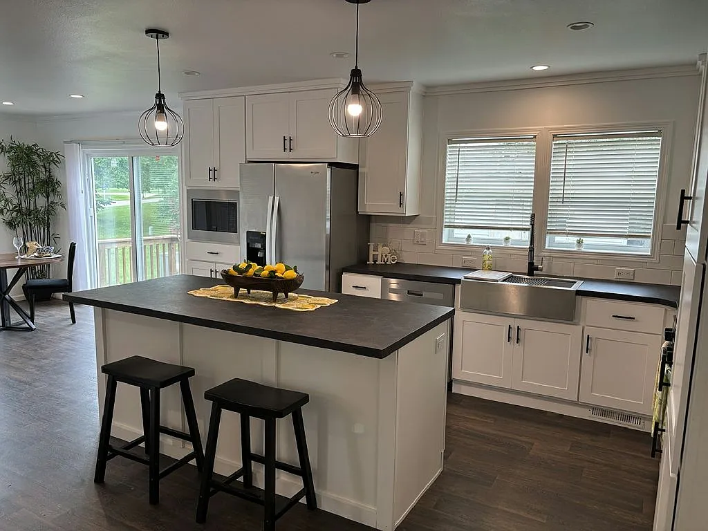 3 bed, 2.0 bath, 1356 sqft, $1,999 — Photo 1