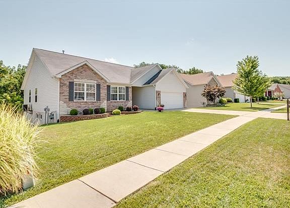 Large, well maintained yard and landscaping