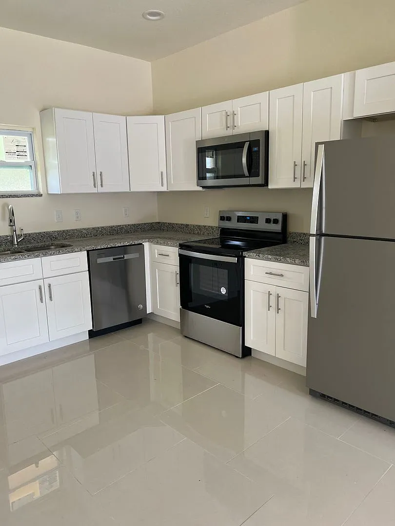 2/2 Single Family Home Available Cozy, Peaceful Living in Lake Placid — Photo 4