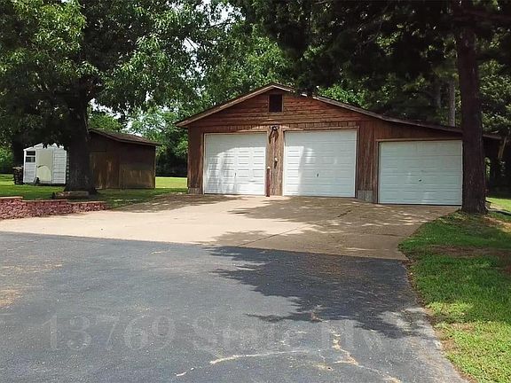 Did someone mention space for your projects or a wonderful man cave in this 3 car garage.