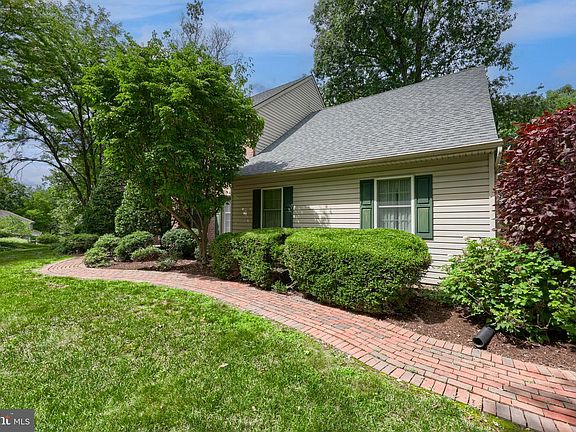 4th image of 1 Warren Cir