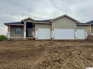 8954 Von St, Papillion, NE 68046