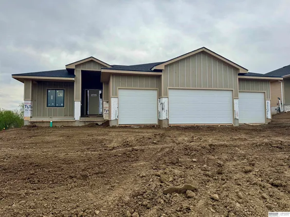 8954 Von St, Papillion, NE 68046