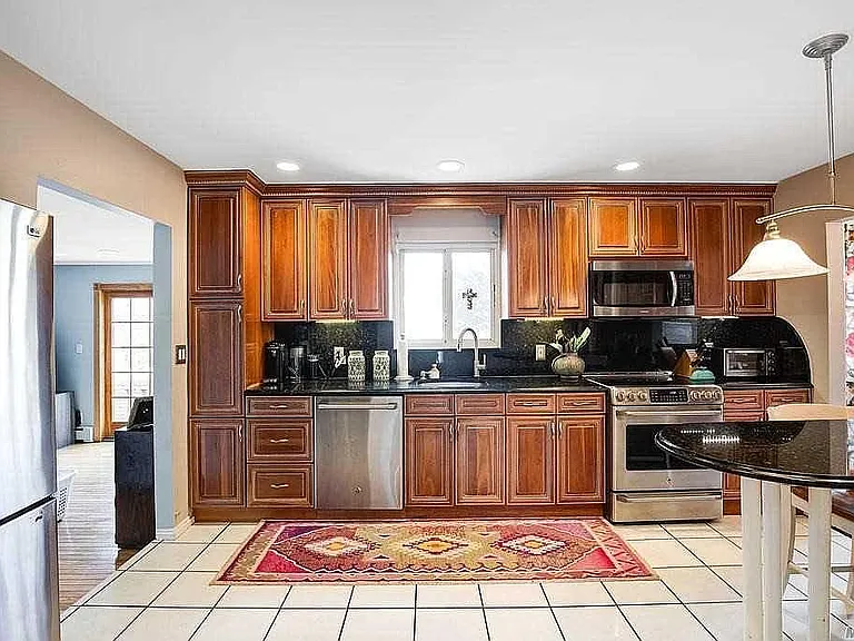 254 Haypath Rd — Photo 2