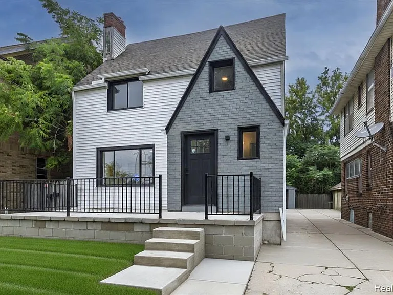 2744 Lawrence St — Photo 1