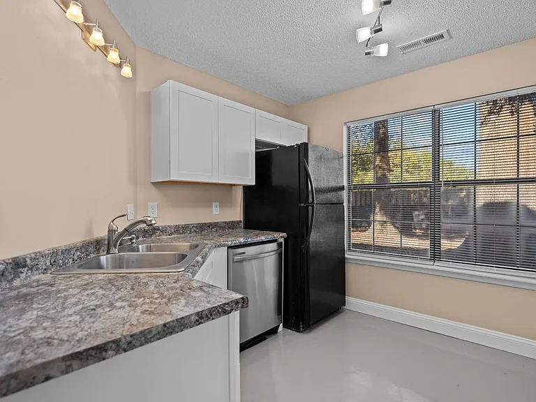 1160 Shipyard Blvd — Photo 10