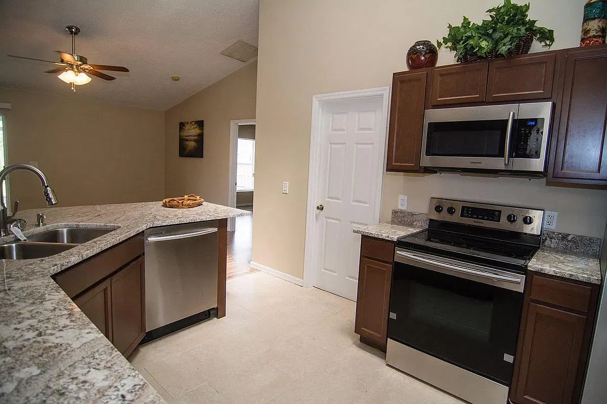 3 bed, 2.0 bath, 1646 sqft, $1,700 — Photo 2