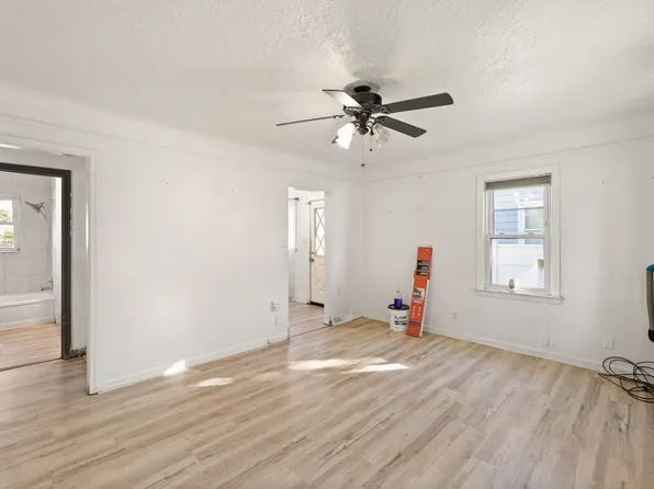 2904 Maple St, Des Moines, IA 50317