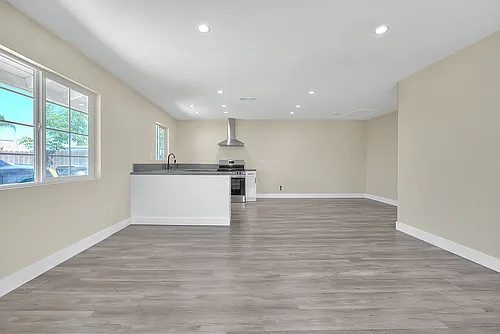 340 W Caroline Ct Photo 1