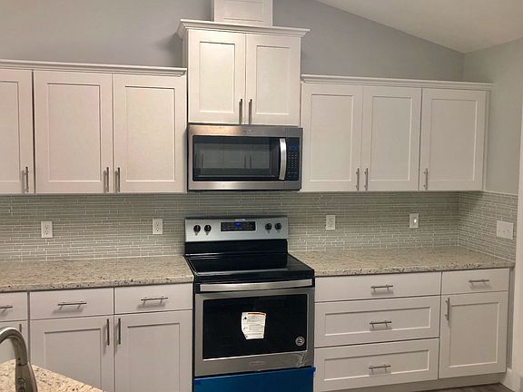 5th image of 121 SW Story Pl