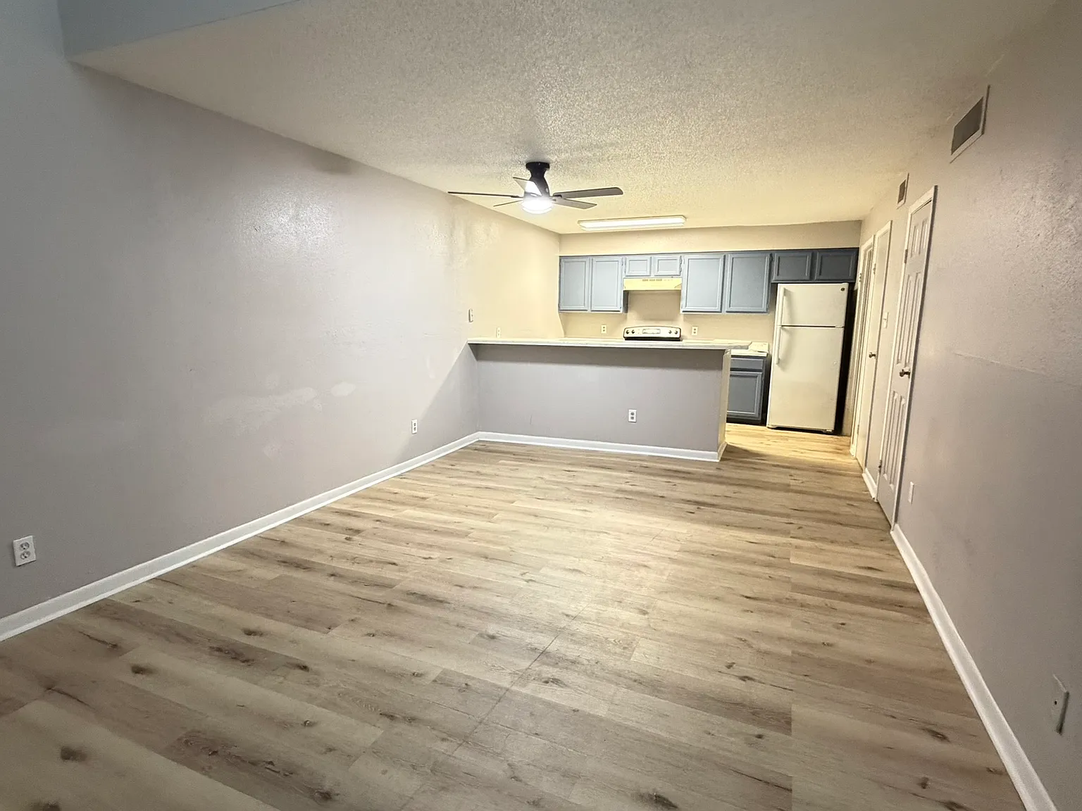 1 bed, 1.5 bath, 907 sqft, $950 — Photo 2