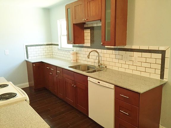 3rd image of 811 Tarrant Dr